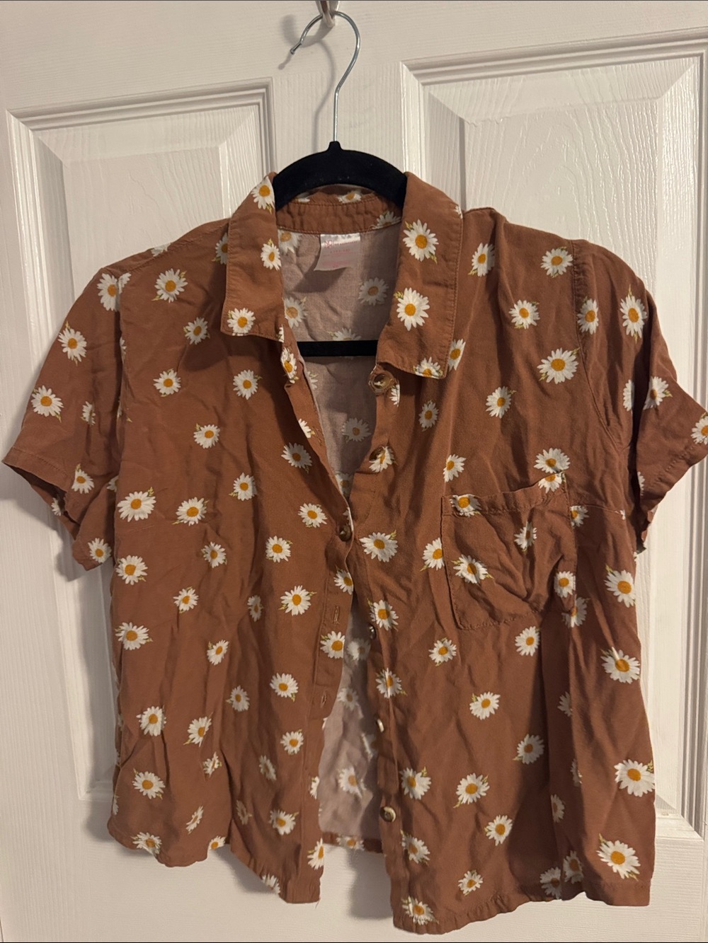 No Boundaries Brown Short-Sleeve Daisy Print Button-Up Shirt